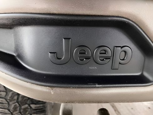 Used 2016 Jeep Wrangler Unlimited Sahara AWD/4WD image 18