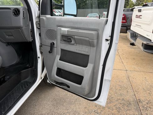Used 2014 Ford E-150 and Econoline 150 RWD image 11