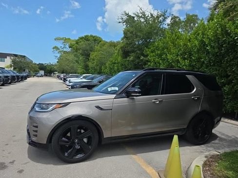 Used 2024 Land Rover Discovery Dynamic SE AWD/4WD image 2