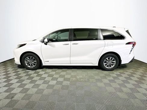 Used 2021 Toyota Sienna XLE image 5