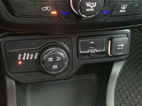 Used 2018 Jeep Renegade Trailhawk w/ Safety & Security Group AWD/4WD image 15