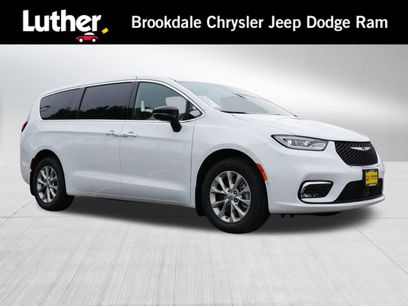 New 2025 Chrysler Pacifica Select w/ Uconnect Theater Family Group