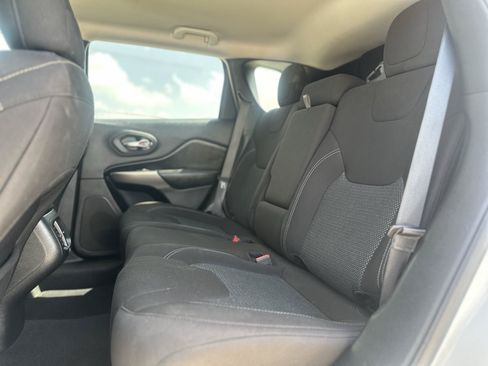 Used 2020 Jeep Cherokee Latitude FWD image 14