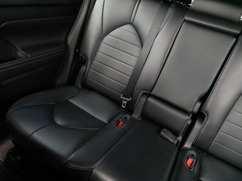 Used 2021 Toyota Highlander XLE AWD/4WD image 12