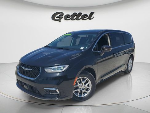 Used 2023 Chrysler Pacifica Touring-L FWD image 1