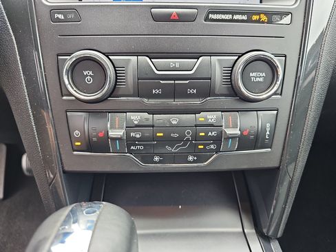 Used 2019 Ford Explorer XLT w/ Equipment Group 202A FWD image 28
