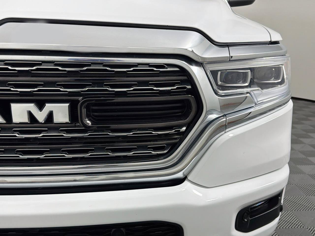 Used 2022 RAM 1500 Limited w/ Body-Colour Bumper Group AWD/4WD image 4