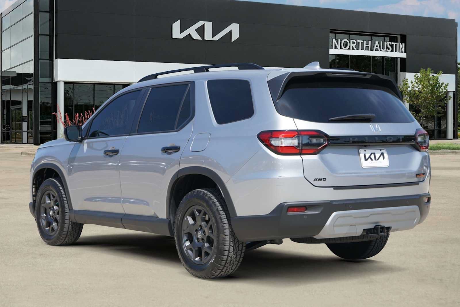 Used 2025 Honda Pilot TrailSport image 4
