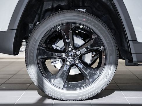 New 2025 Jeep Grand Cherokee Altitude image 17