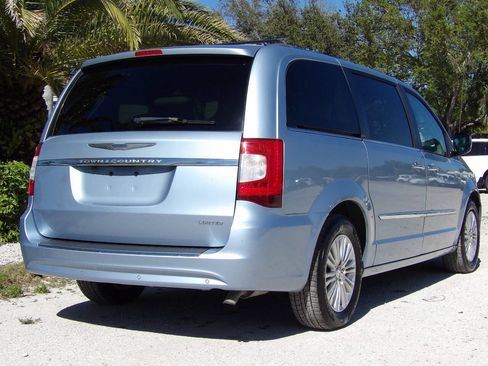 Used 2012 Chrysler Town & Country Limited w/ Luxury Group image 14