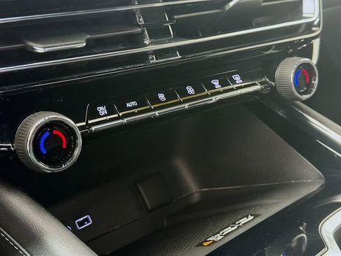 Used 2025 Chevrolet Traverse LT image 18