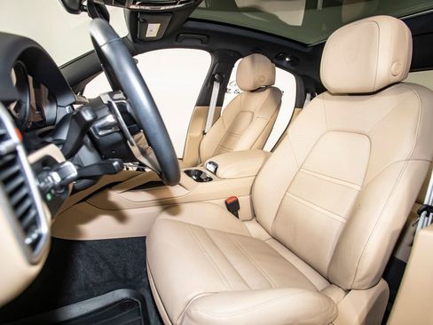 Used 2023 Porsche Cayenne image 19