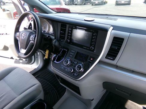 Used 2020 Toyota Sienna LE image 38