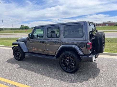Used 2025 Jeep Wrangler Sahara image 10
