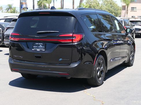 Used 2024 Chrysler Pacifica Premium FWD image 3