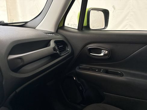 Used 2018 Jeep Renegade Altitude AWD/4WD image 24
