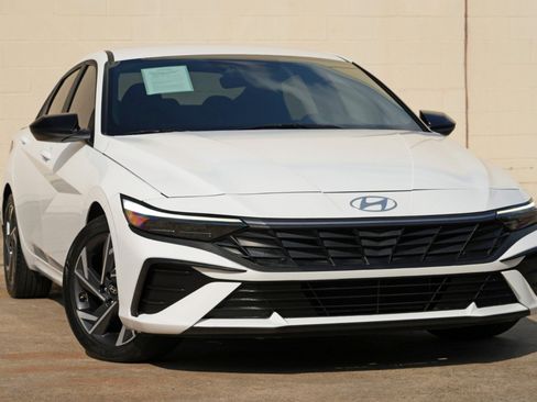 Used 2025 Hyundai Elantra Sport FWD image 2