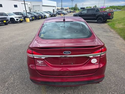 Used 2017 Ford Fusion SE w/ Equipment Group 201A FWD image 4