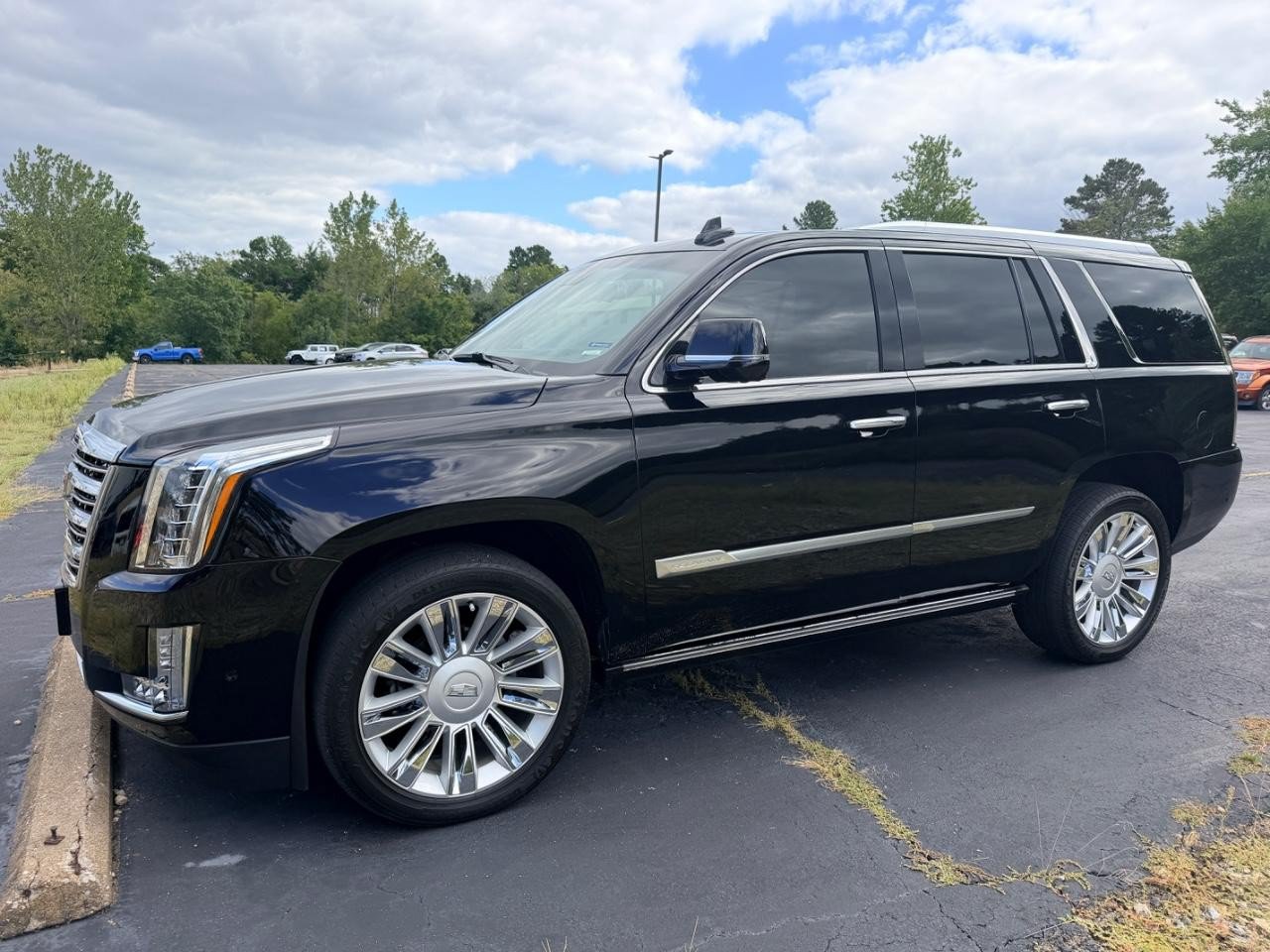Used 2018 Cadillac Escalade Platinum AWD/4WD image 2