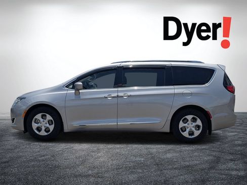 Used 2017 Chrysler Pacifica Touring-L Plus w/ Advanced Safetytec Group FWD image 7
