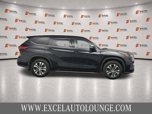Used 2022 Toyota Highlander XLE AWD/4WD image 6