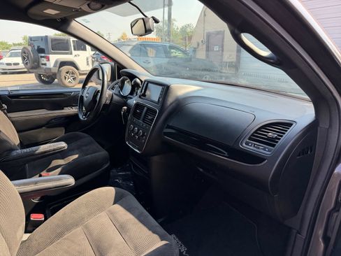 Used 2018 Dodge Grand Caravan SE FWD image 16