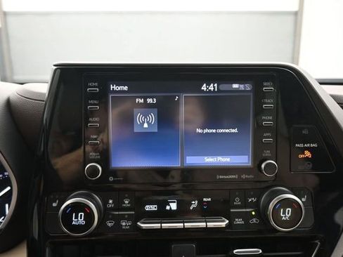 Used 2021 Toyota Highlander XLE FWD image 19