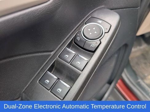 Used 2021 Ford Escape SE w/ SE Sport Appearance Package image 16