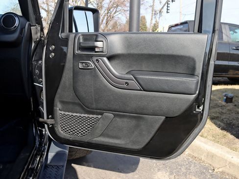 Used 2018 Jeep Wrangler Unlimited Sahara image 33