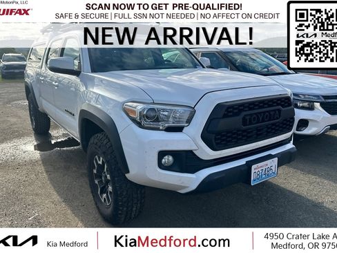 Used 2016 Toyota Tacoma TRD Off-Road image 1