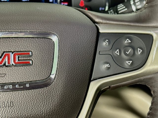Used 2018 GMC Acadia Denali w/ Technology Package FWD image 12