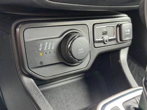 Used 2022 Jeep Renegade Latitude w/ Convenience Group AWD/4WD image 19