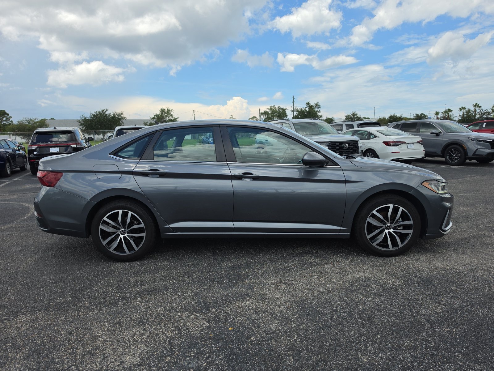 Used 2025 Volkswagen Jetta SE FWD image 3