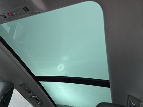Used 2022 Volkswagen Tiguan SE w/ Panoramic Sunroof Package AWD/4WD image 30