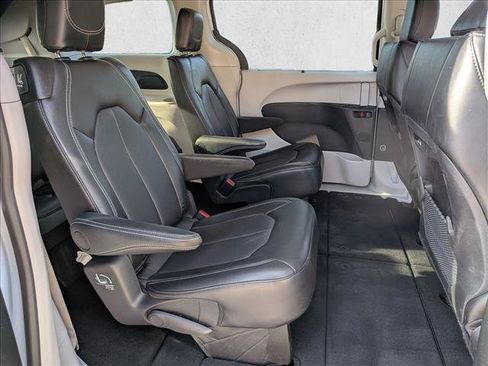 Used 2024 Chrysler Pacifica Touring-L image 20