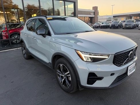 Used 2024 Volvo XC40 B5 Core AWD/4WD image 1