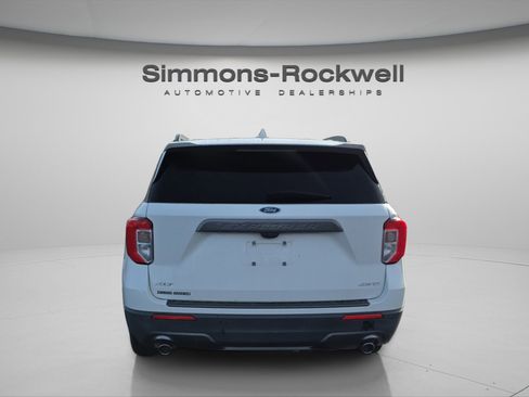 Used 2022 Ford Explorer XLT w/ Equipment Group 202A image 6