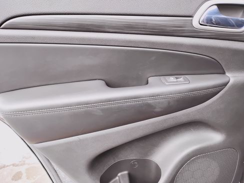 Used 2020 Jeep Grand Cherokee Laredo image 16