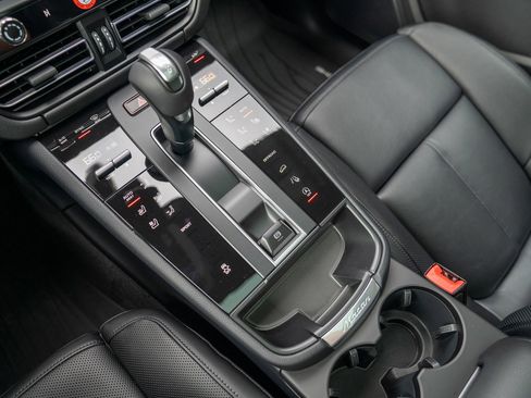 Certified 2025 Porsche Macan AWD/4WD image 18