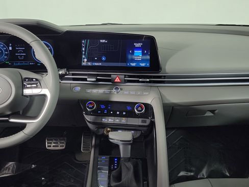 New 2025 Hyundai Elantra SEL image 9