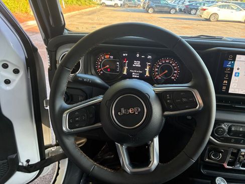 Used 2025 Jeep Wrangler Unlimited Sahara AWD/4WD image 31