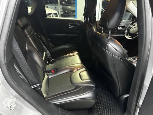 Used 2019 Jeep Cherokee Trailhawk w/ Cold Weather Group AWD/4WD image 16