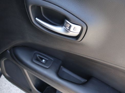 Used 2018 Jeep Compass Latitude FWD image 14