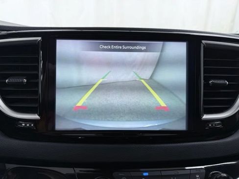 Used 2023 Chrysler Pacifica Touring-L FWD image 25