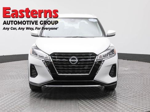 Used 2023 Nissan Kicks SV image 2