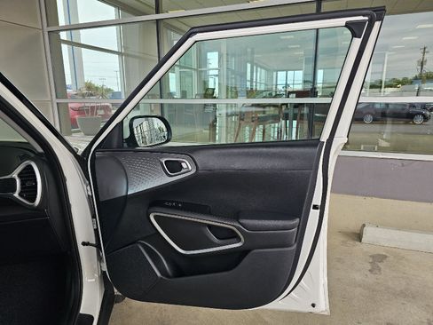 Used 2025 Kia Soul LX w/ LX Technology Package FWD image 11
