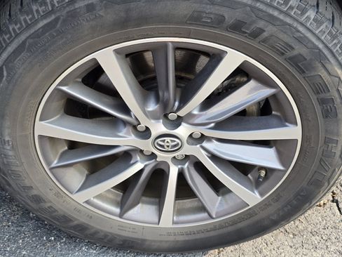 Used 2019 Toyota Highlander XLE FWD image 24