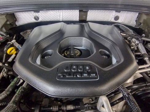 Used 2023 Jeep Grand Cherokee Summit AWD/4WD image 9