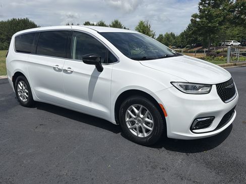 Used 2024 Chrysler Pacifica Touring-L FWD image 2