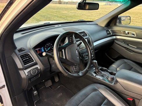 Used 2016 Ford Explorer XLT w/ Equipment Group 202A image 9